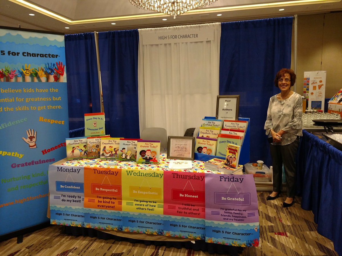 Hi5ForCharacter's tweet image. Having fun at the 2017 National Forum Character Education!