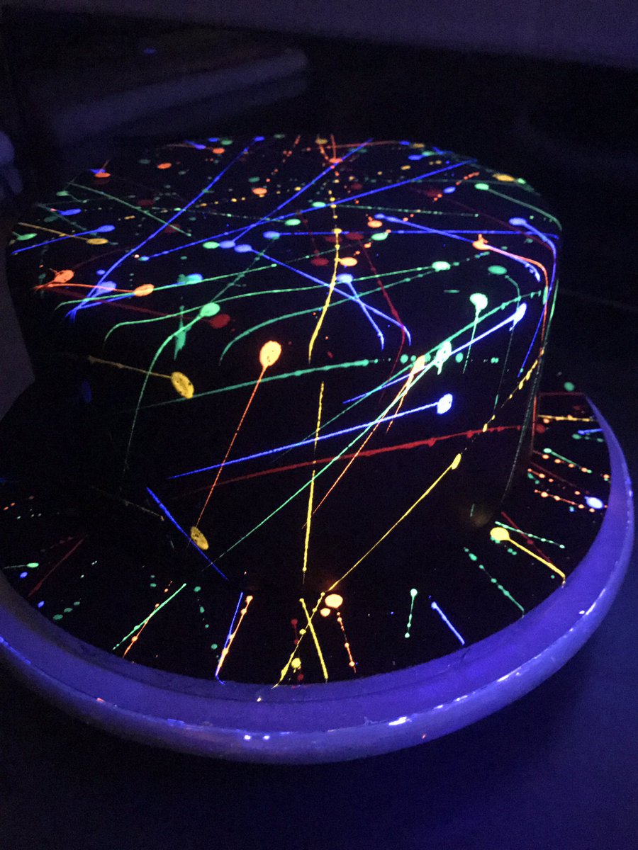 Sometimes you just need to sit in the dark and play with colour #lumo #cakes #cakedesigner #lauratempletoncakedesign