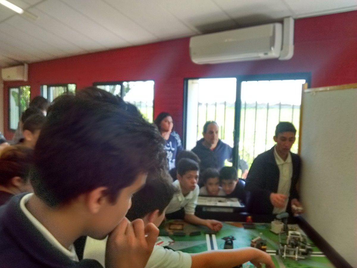 @FLL_Uruguay <a href="/pinosfundacion/">Fundación Los Pinos</a> <a href="/MagelaFuzatti/">Magela Fuzatti</a> Equipo WalkingBot presenta: Familias de Los Pinos aprenden robótica. #Casavalleconstruyefuturo