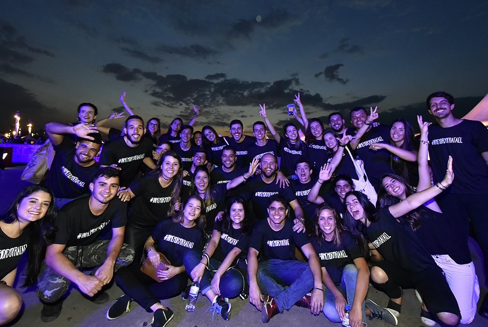 Mineirao's tweet photo. A galera veio fazer homenagem ao Rafael, que faleceu nesta semana. Estamos juntos! #InMemoryOfRafael https://t.co/QovTNAuaEl