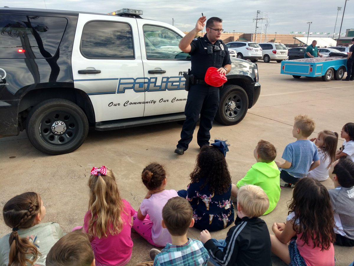 hslininger's tweet photo. Walnut Creek Career Day Fun!! #walnutcreekcareerdayrocks https://t.co/5XYFtgeLcS