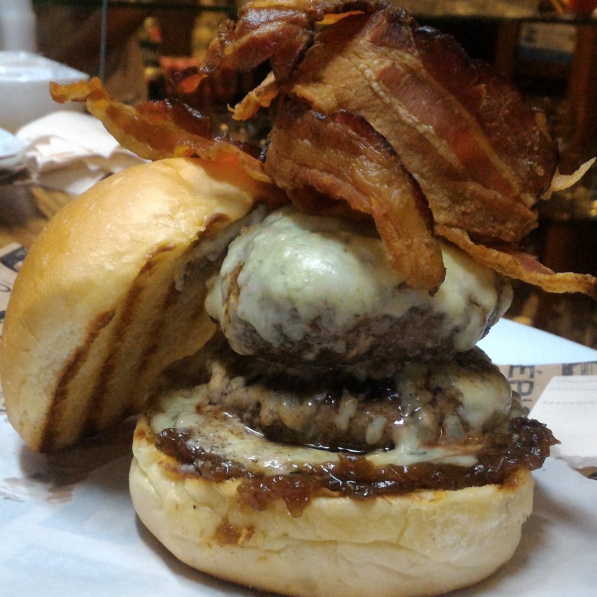 EpicoBurger's tweet photo. O burger da semana tá arrebentando! 2 #burgers de 120g 100% #angus, blue cheese, cebola caramelizada e #bacon crocantíssimo... larga do sofá nessa sexta e vem curtir com a gente! Vem pro #Épico! #Campinas #night #Cambui #food #instafood #foodporn https://t.co/gnaIwjOZQa