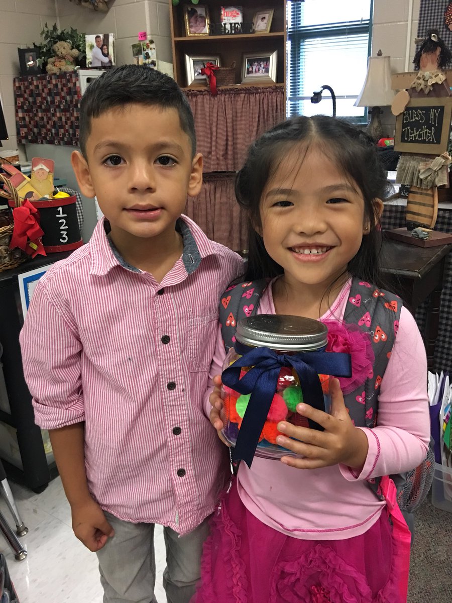 LisaSonnier3's tweet photo. We filled our “Compliment Jar” with warm fuzzies! 🤗🍿 @HumbleISD_MBE #mbeBears #classincentives https://t.co/CAR7hqRQuL