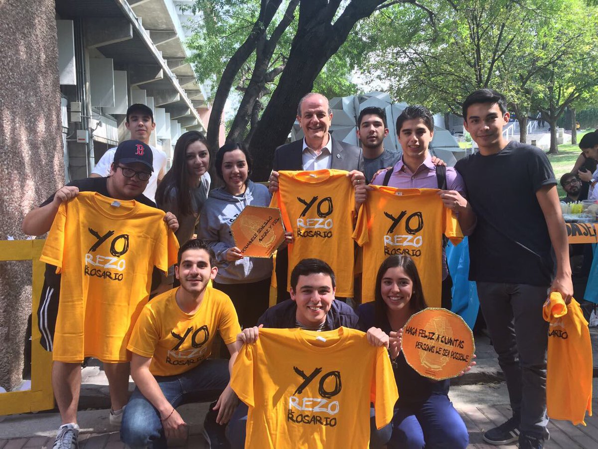 antoniojdieck's tweet photo. Me encontré en el Arenero con nuestros alumnos @UDEM, quienes en este mes del Santo Rosario promueven rezarlo. ¡Bien hecho, jóvenes! https://t.co/YxGvKAe2vS