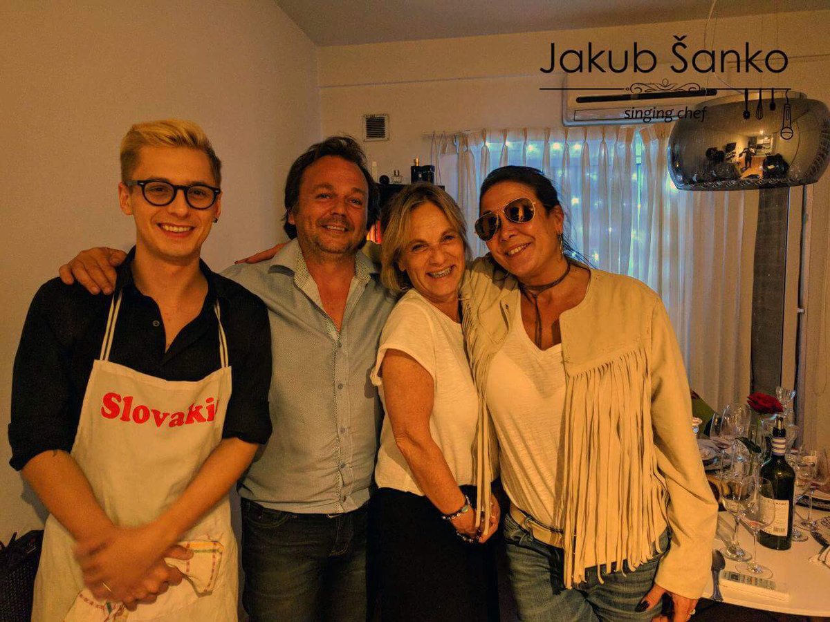 IacubCocina's tweet photo. Ayer fue una noche "con amigos" 😍 Nada es mejor cuando tu trabajo es tu hobbie! 🌟 #cookapp #singingchef #jakubsankochef 🇸🇰👨🍳 https://t.co/aiLXaZ7zmP