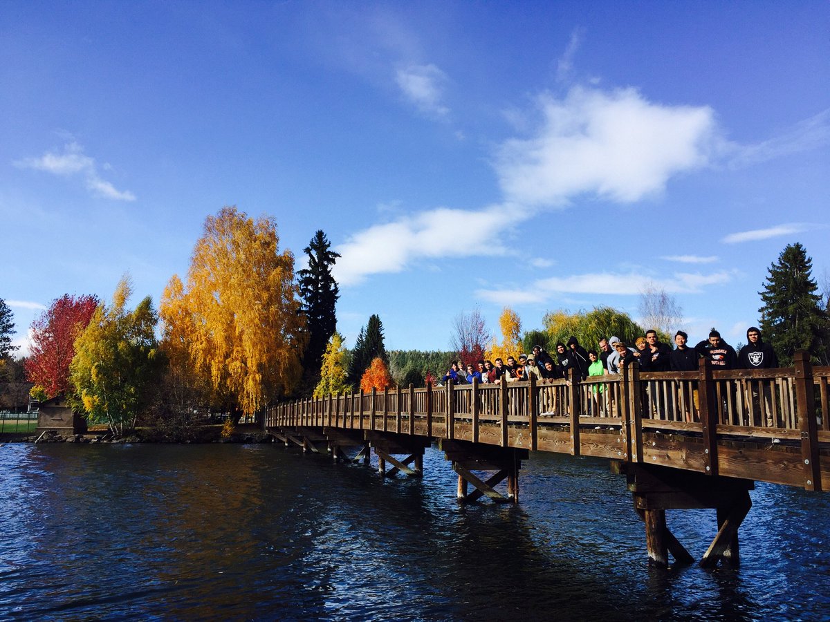 CSDTHAT's tweet image. The football team found an orange tree at Drake Park &amp;amp; Mirror Pond, Bend, Oregon. Forecast for tonight&apos;s game 39°. Good luck &amp;amp; soar high, 🦅!