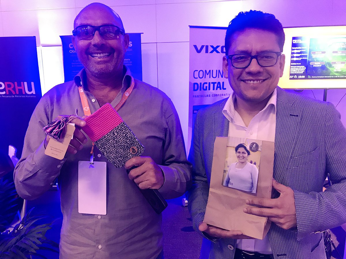 martinfvaldivia's tweet photo. @javiercalvop y @MiltonVV de llevaron un obsequio de las tejedoras de @AylluRuwa gracias @APECIPeru #concin2017 @ConcinIbero https://t.co/PRjE5nHEtM
