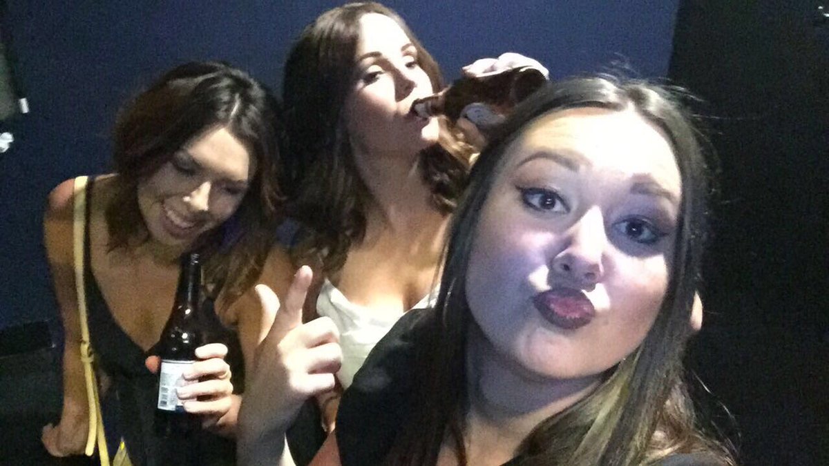 alexispaige49's tweet photo. the look u get when u n the roomies reunite for homecoming 😂😂😂 #plsdontletthemplayjessiesgirl @Erica_Sawyer @mer_large https://t.co/PdPeYytUKM