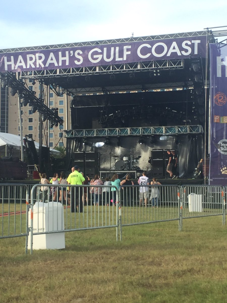 RenaeOwen's tweet photo. Waiting on @jakeowen in Biloxi with @marmar0831 https://t.co/PZmGnFBvXH