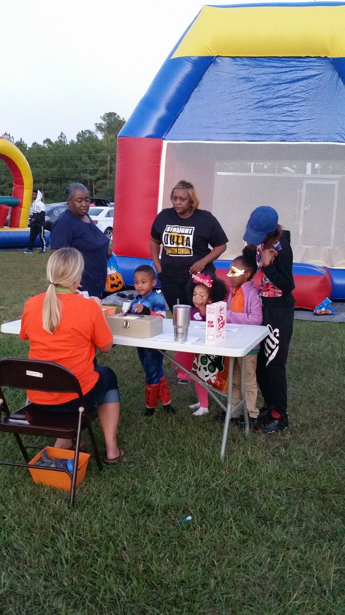 McCroreyListon's tweet photo. Having a blast @McCroreyListon! #mlsteagles #trunkorvtreat https://t.co/ayOi0jvJ7a