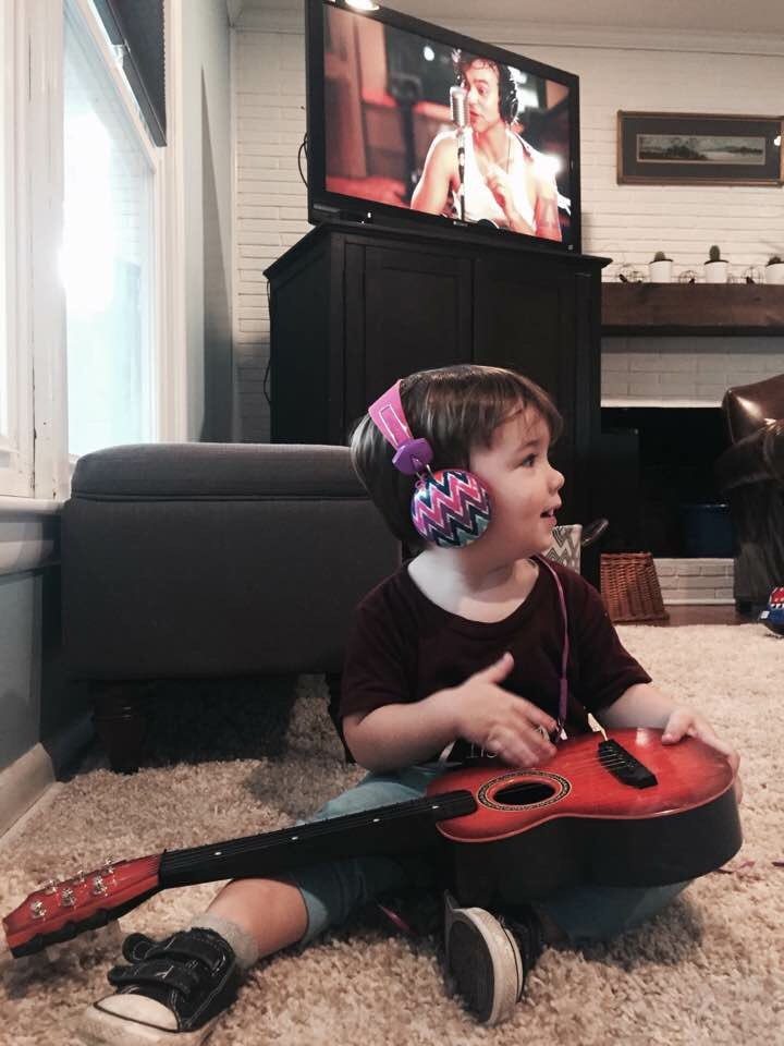 SarahSHebert's tweet photo. This kid is @ShakeyGraves biggest little fan! https://t.co/oeYMcd6rNl