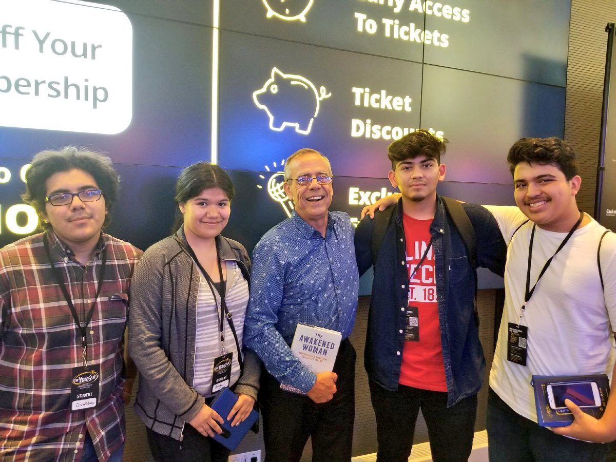 MrArsenie's tweet photo. Ty @aaronjarreguin & @Caitlinosaurus5 4 a fantastic #networking experience w/my @CarlSchurzHS decathletes at #ChicagoIdeasWeek #edisontalks https://t.co/TDIQKzmqIy