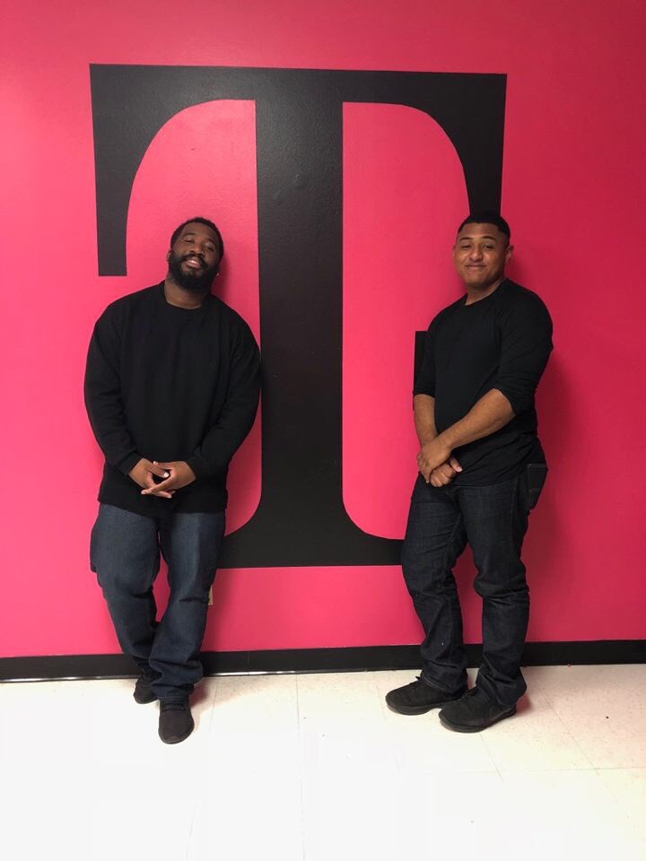 jenny_foss's tweet photo. Welcome okc @TMobile newest new hires @sbratto88 #okcforce https://t.co/u1vTaWwSWL