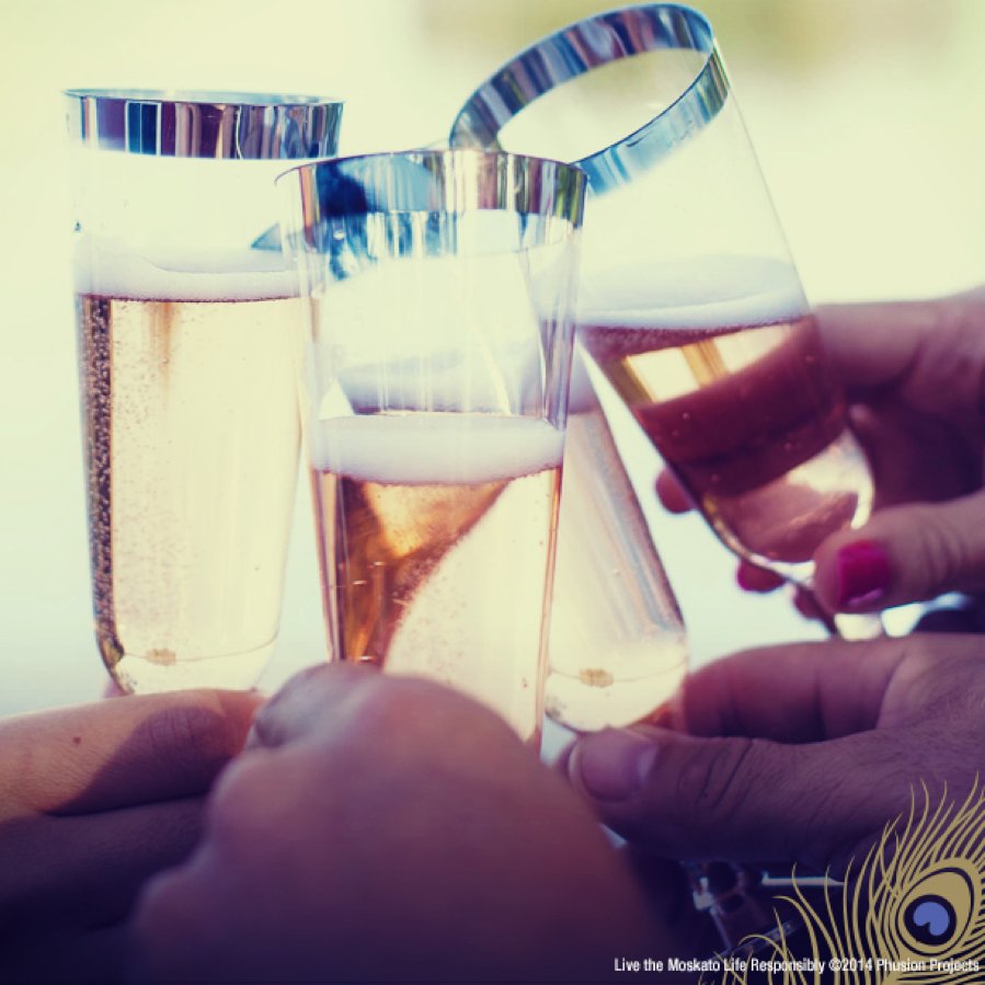 MoskatoLife's tweet photo. Saving your carbs for bubbly is called “priorities” https://t.co/bvLQbQ0Uzt