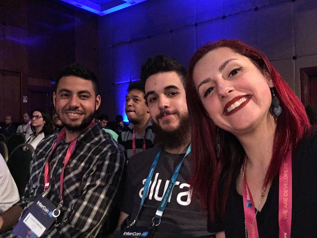 tatabatuira's tweet photo. Equipes mobile e backend da #alura (eu, @fgtorres e @_ferrelucas) assistindo a palestra do @sergio_caelum na #InterCon2017! 💚 https://t.co/XqB61RJG62