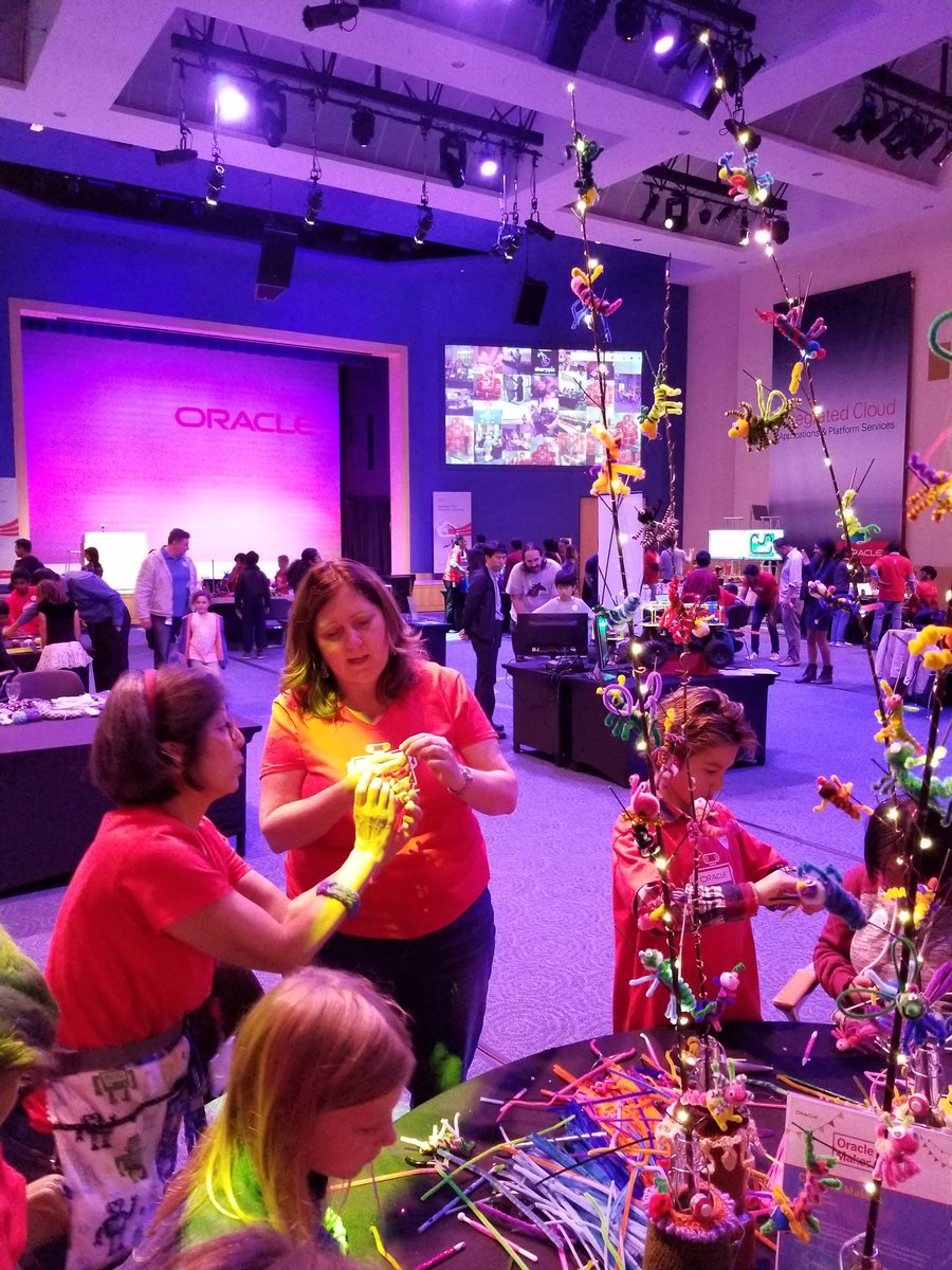 gozelaamoth's tweet photo. @lsptahoe is trying her hand at making a caterpillar, creative making station at #OracleMaker fair https://t.co/gg0Tjy74AK