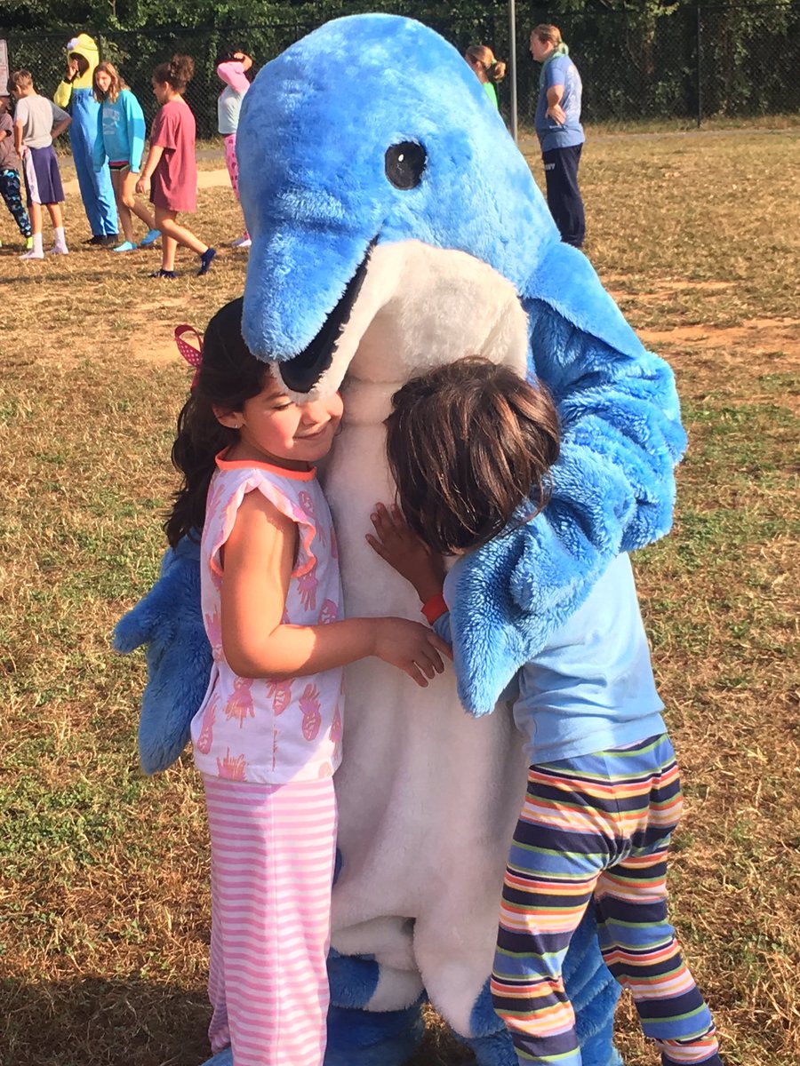 MrsLizWenzel's tweet photo. Our 1st graders had a rockin Friday! Inflatable obstacle course, ice cream truck, AND dunk tank?!?Thank you @StratfordLndgES #pta https://t.co/QSkeFPw9ot