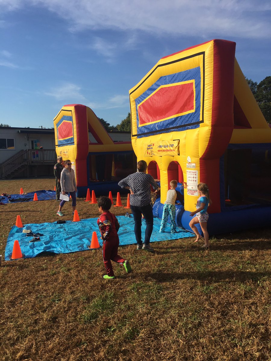 MrsLizWenzel's tweet photo. Our 1st graders had a rockin Friday! Inflatable obstacle course, ice cream truck, AND dunk tank?!?Thank you @StratfordLndgES #pta https://t.co/QSkeFPw9ot