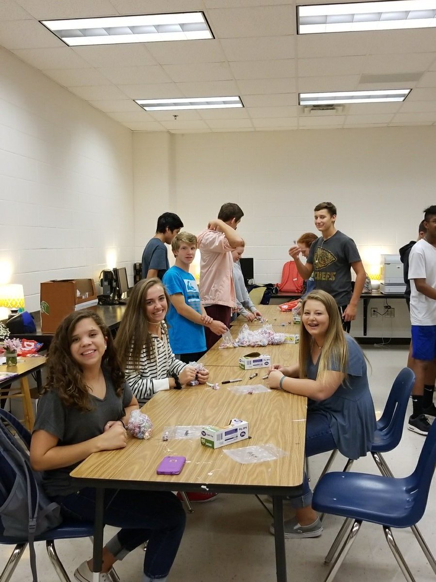 RRKnightsFCCLA's tweet photo. Red Ribbon Week preparations! https://t.co/ICLQi1llcv