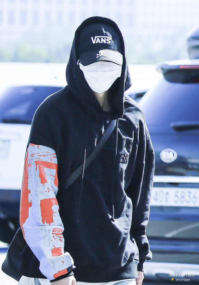 sugaupdates's tweet photo. Other stans when airport pics are released: LOOK AT MY BIAS BEAUTIFUL FACE.
Me: Oh, that might be Suga... https://t.co/ZCaEbQs8lx