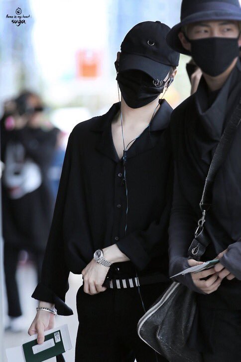 sugaupdates's tweet photo. Other stans when airport pics are released: LOOK AT MY BIAS BEAUTIFUL FACE.
Me: Oh, that might be Suga... https://t.co/ZCaEbQs8lx