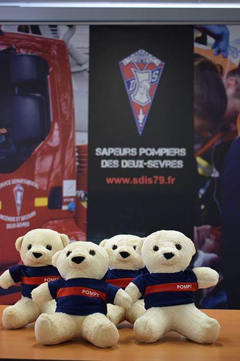 mathechristoph1's tweet photo. Remise des Pompys offert #Urpc au #Sdis79. 1Pompy acheté, 1 offert,sur le site de #Udsp79.fr. Je compte sur vous. #Udsp79#Sdis79#Pompiers.Fr https://t.co/hlCpQybK1O