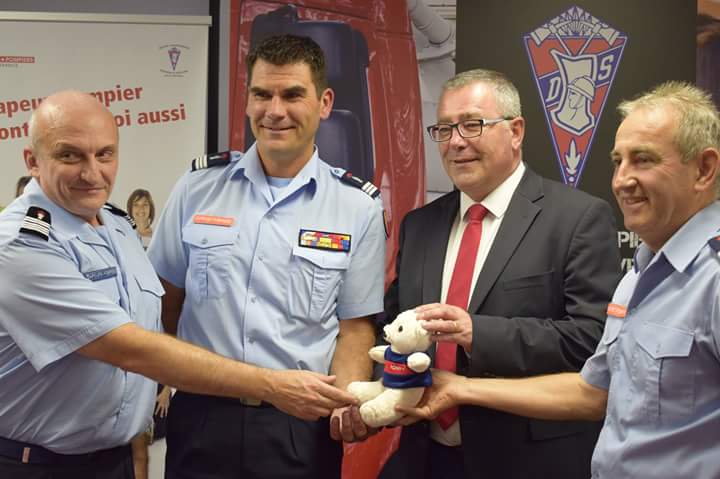 mathechristoph1's tweet photo. Remise des Pompys offert #Urpc au #Sdis79. 1Pompy acheté, 1 offert,sur le site de #Udsp79.fr. Je compte sur vous. #Udsp79#Sdis79#Pompiers.Fr https://t.co/hlCpQybK1O
