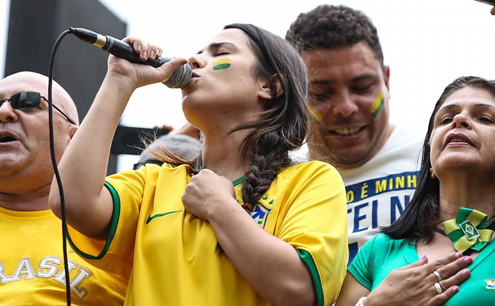 Patriotismo tem mto + a ver c preservar as riquezas da Pátria q decorar hino, beijar bandeira, usar camisa da CBF e entregar Pré-Sal p EUA!