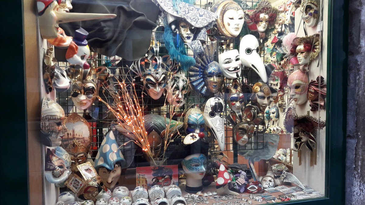FadasRCT's tweet photo. 1ère journée à Venise : gondoles, vino, canaux, masques, amici...Bellissima !!! 😍 #TeamRCT #FadasFamily https://t.co/SKVRGbx31s