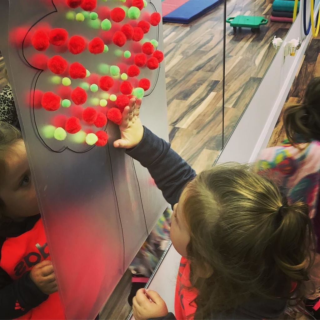 Contact paper sticky side out and a few pompoms make for a really fun apple tree! ift.tt/2zqJbnR
