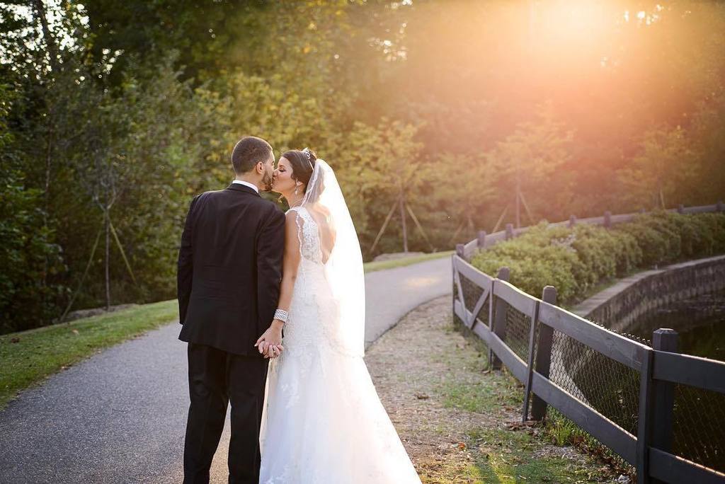RaycroftArt's tweet photo. Marina and Peter's wedding was incredible... here's a personal favorite! #raycroftart #goldenhour #yeahthatgreenvi… https://t.co/L9kQRTAzZ6 https://t.co/UI5o1wmoRG