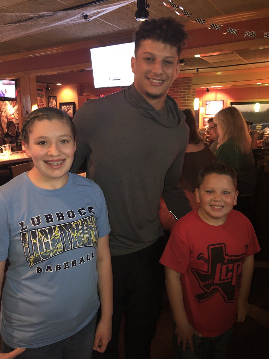 cmsanchez1004's tweet photo. What a great guy! Stopped by our table to talk to Bryton 😍❤️🏈@PatrickMahomes5 https://t.co/M0tcjUeaPl
