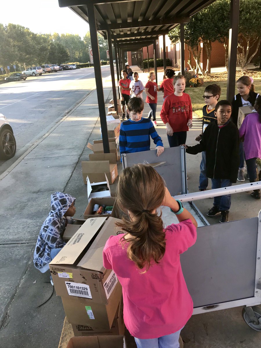 harbinses's tweet photo. So proud of our community and our 4th grade leaders! #GreatDaysOfService https://t.co/SS7qSj0d6w