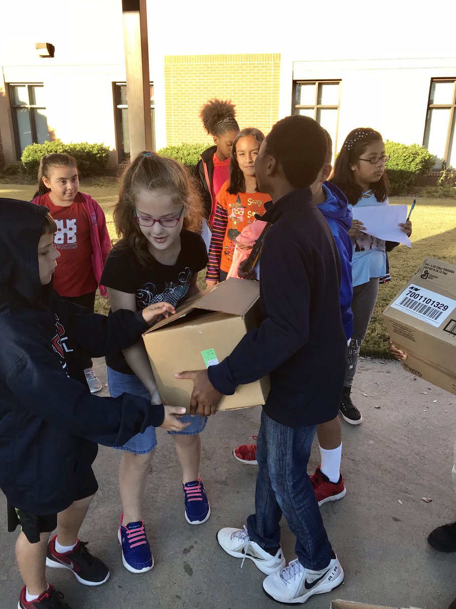 harbinses's tweet photo. So proud of our community and our 4th grade leaders! #GreatDaysOfService https://t.co/SS7qSj0d6w
