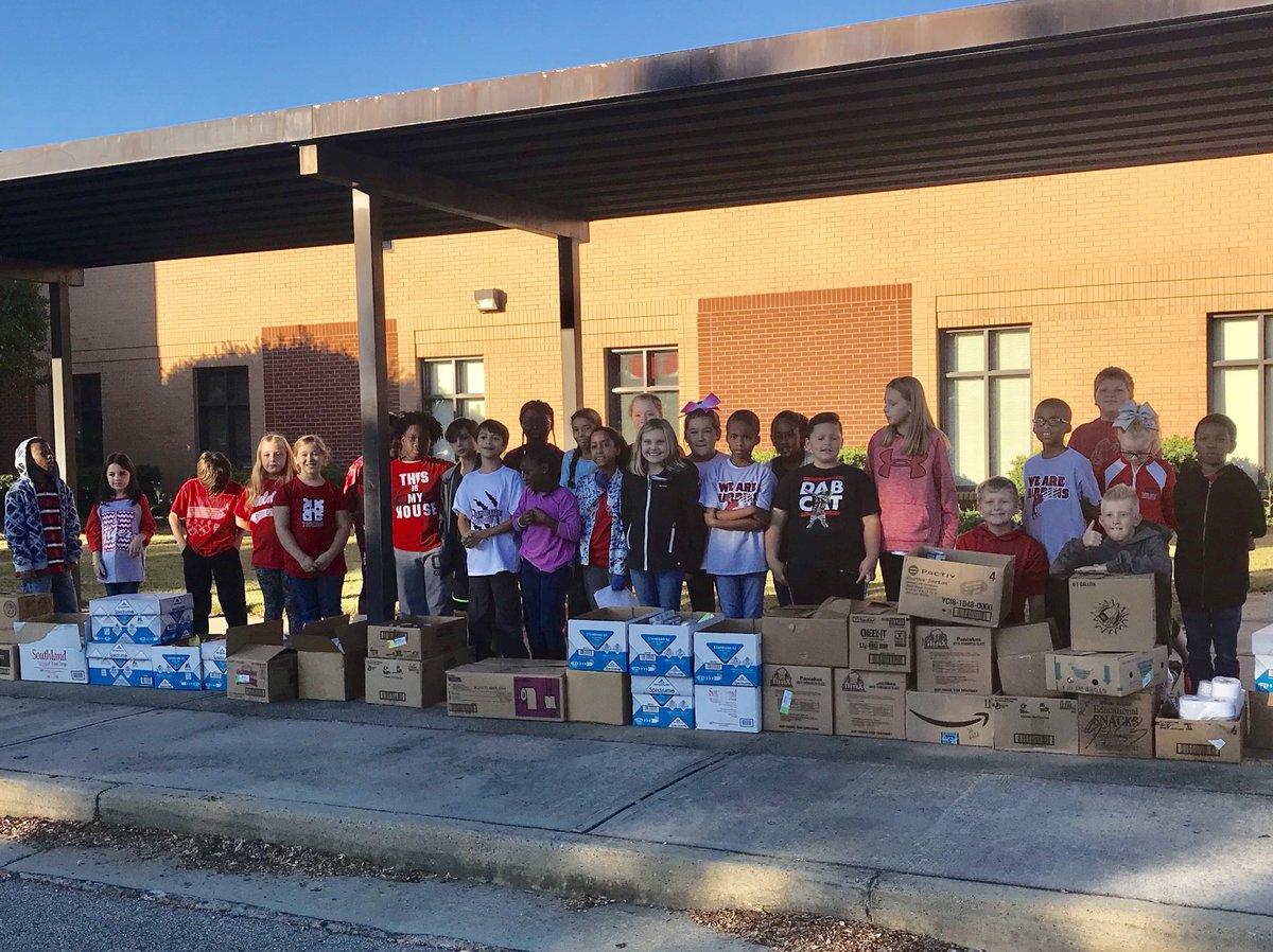 harbinses's tweet photo. So proud of our community and our 4th grade leaders! #GreatDaysOfService https://t.co/SS7qSj0d6w