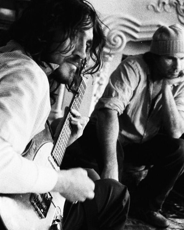 RHCPNetherlands's tweet photo. Thinking... 🤔 #redhotchilipeppers #rhcp #johnfrusciante #chadsmith https://t.co/NgILSUSL7E