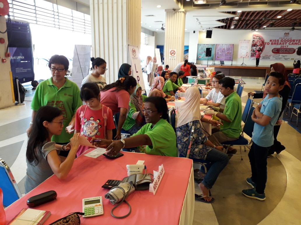 LPPKN_Perak's tweet photo. 21 OKT 2017-PROGRAM KISS GOODBYE BREAST CANCER 2017 DI MYDIN MERU IPOH https://t.co/Fe84SHDicL