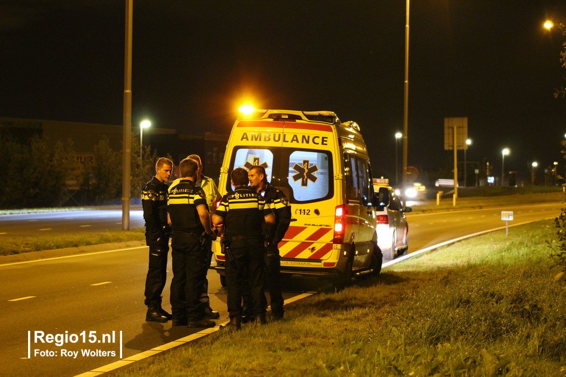 regio15's tweet photo. Auto te water op de #NieuweHoefweg #N209 met de #Spectrumlaan #Bleiswijk. Iedereen is zelf uit de auto gekomen. https://t.co/HyCHVnGy94