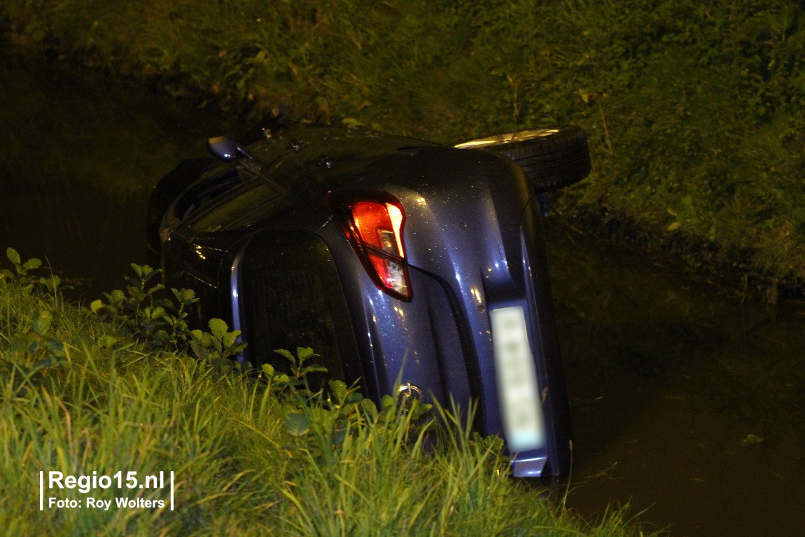 regio15's tweet photo. Auto te water op de #NieuweHoefweg #N209 met de #Spectrumlaan #Bleiswijk. Iedereen is zelf uit de auto gekomen. https://t.co/HyCHVnGy94