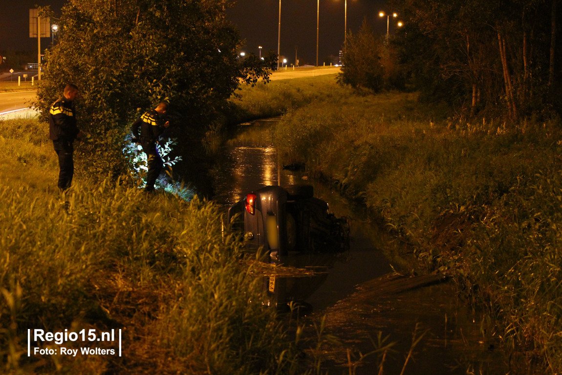 regio15's tweet photo. Auto te water op de #NieuweHoefweg #N209 met de #Spectrumlaan #Bleiswijk. Iedereen is zelf uit de auto gekomen. https://t.co/HyCHVnGy94