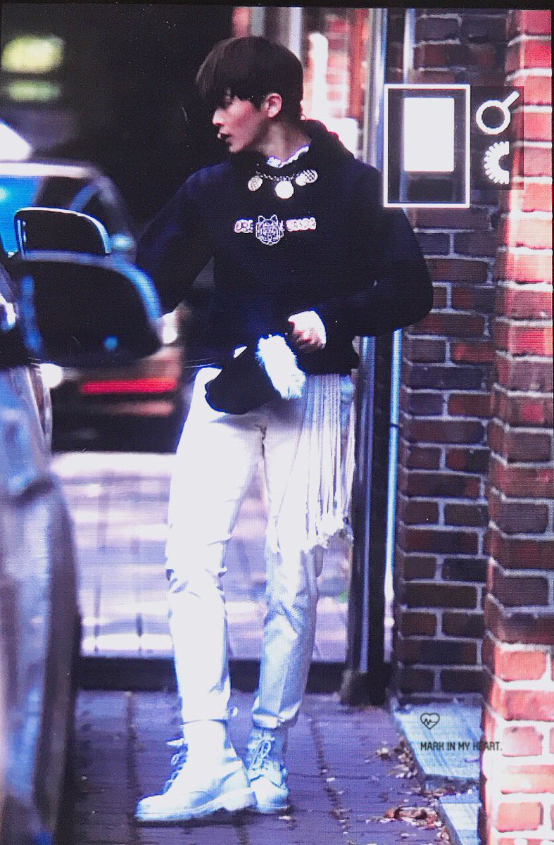 markinmyheart_'s tweet photo. 171021 퇴근 #마크 #NCT #MARK 

이마크아푸지마 ㅠㅠㅜ https://t.co/n79Sz3NZcY
