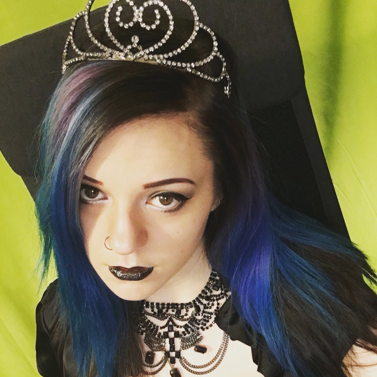 Endyearth's tweet photo. 🖤Today's Dark Queen Look! Couldn't take a better pic, so have a derpy look! 🙃 🎃🖤#2weeksofhalloween #streamerlife #halloweenmakeup #darkqueen https://t.co/Wd0Ti7GASF