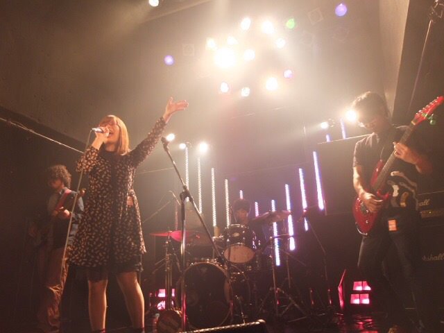 noriokick's tweet photo. そして各アーティストがsimploopの楽曲をカバーしてくれました。
トップバッターのにじげんは、バンドを引き連れての『again』を。Loop jamには欠かせないアーティストです。
#にじげん
#あったか宇宙
#Loop_jam
#simploop https://t.co/P6SVZdKFE5