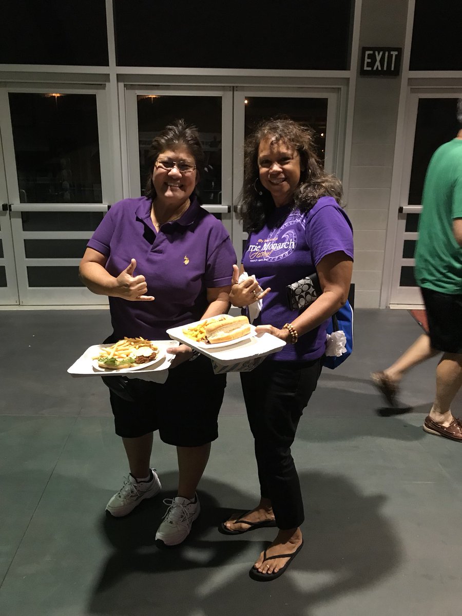 PAUViolence's tweet photo. @HawaiiWVB fans supporting #domesticviolenceawareness #PAUviolence https://t.co/RWyi9JgtNp
