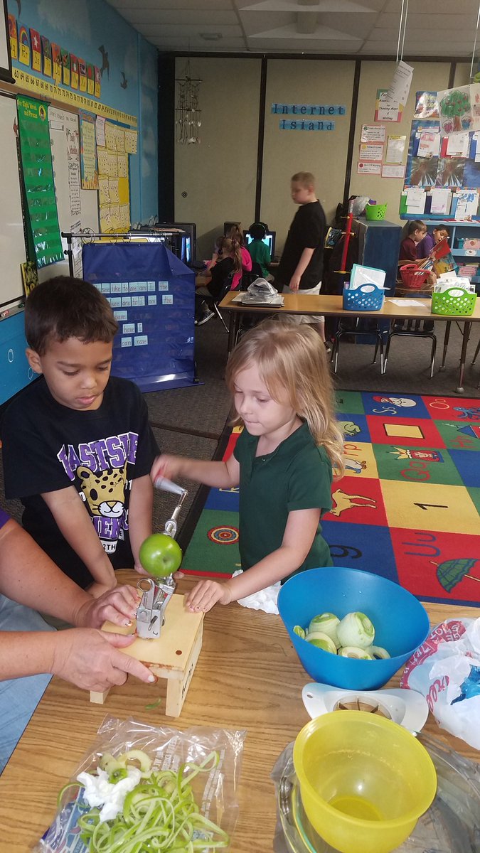 ButterfliladyA's tweet photo. Made apple pie with my kindergartners today. They really enjoyed every part of it; from learning to eating! https://t.co/hU68fNPhZM