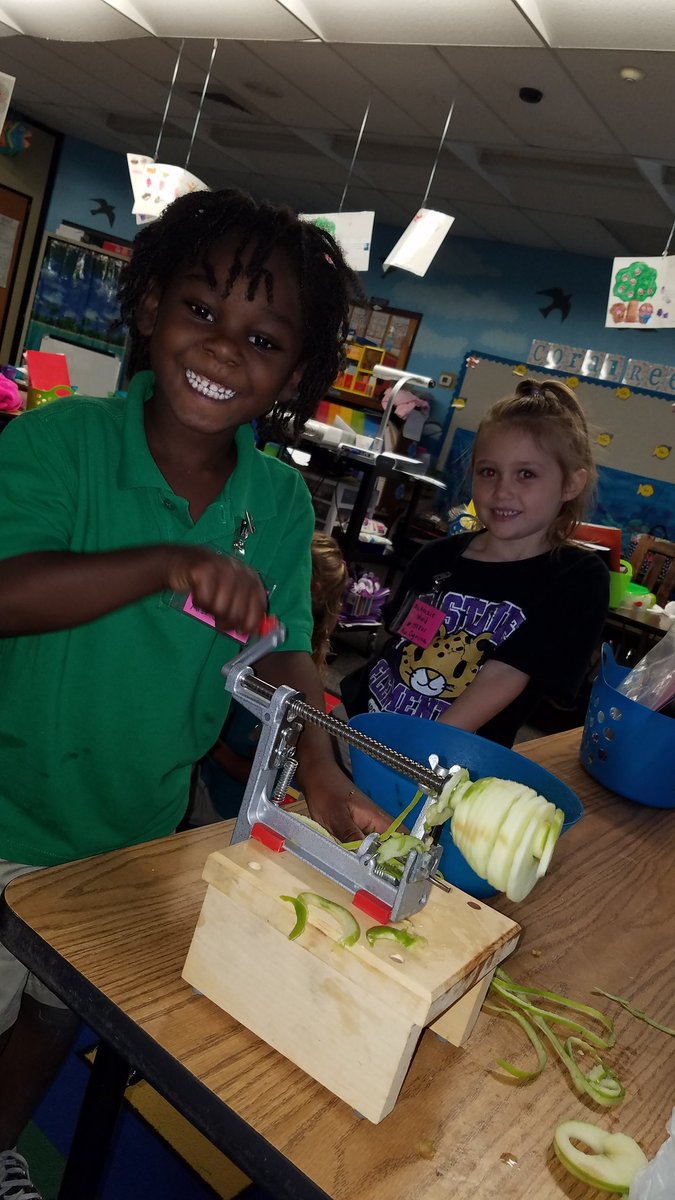 ButterfliladyA's tweet photo. Made apple pie with my kindergartners today. They really enjoyed every part of it; from learning to eating! https://t.co/hU68fNPhZM