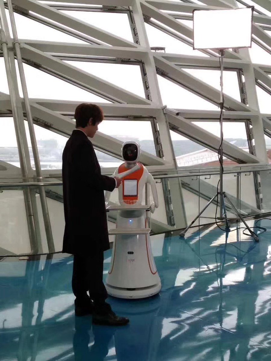 Intelligent humanoid robot makes movie with Korean movie star.
sales001@csjbot.com