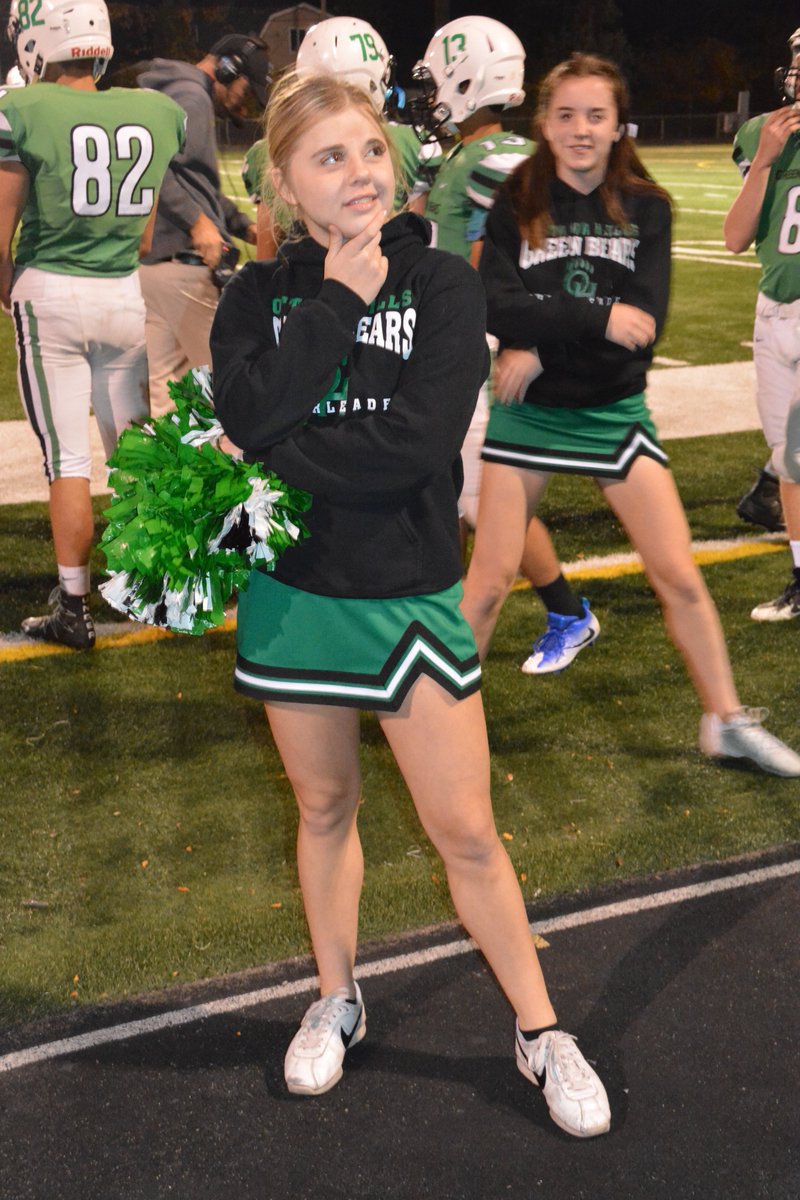OHHSPrincipal's tweet photo. The many spectacular poses of the amazing @AnnaRErickson She has that OH SPIRIT, yes she does! @OHSpiritNews @OHClassOf2018 #greenbearnation https://t.co/0em4OlvaUq