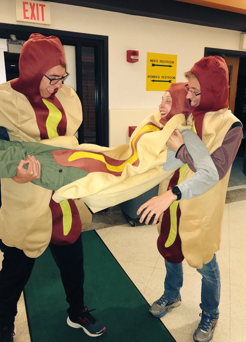 SVC_SAAC's tweet photo. Weekend Wieners is starting NOW! These XC runners will have $1 hot dogs at your door in record time🌭🌭🌭💨💨💨 call 724-805-2226 https://t.co/0VCzBRoQyy