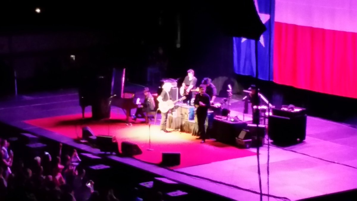 SarahLynnKIX96's tweet photo. You may not be able 2 tell but that's the legendary @WillieNelson right there! #willienelson #savannah #georgia https://t.co/eTTGhjiFjt